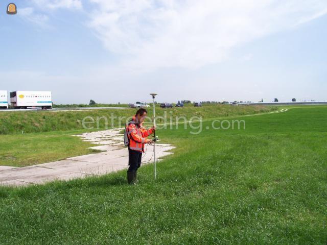 Landmeter met apparatuur