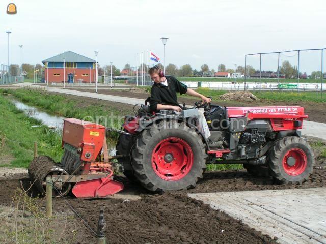 Trekker met zaaimachine