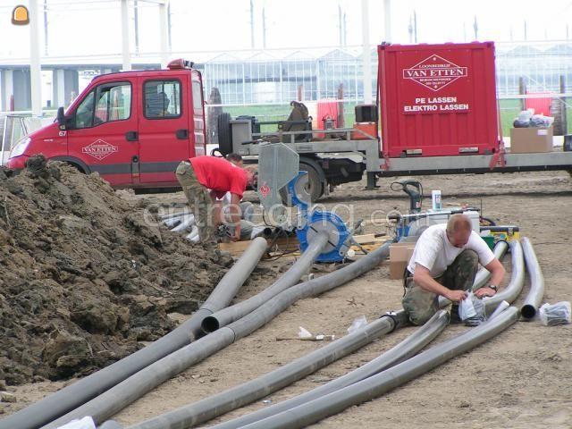 Man met PE lasmachine