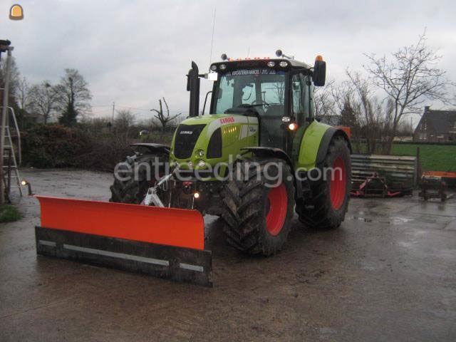 Tractor met sneeuwschuif