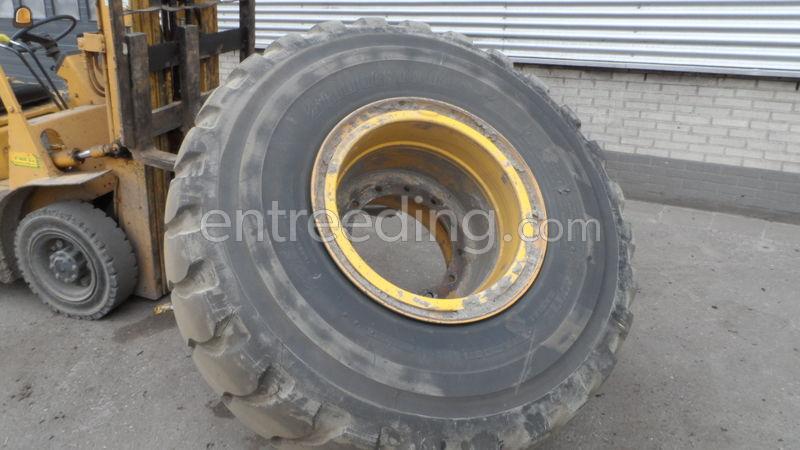 Volvo A25 velg + Bridgestone band