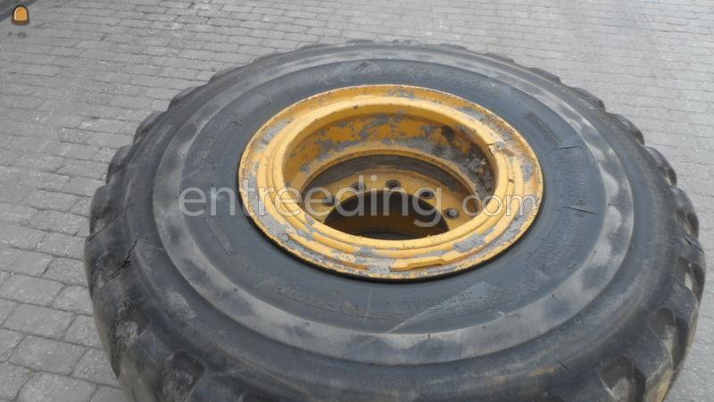 Volvo A25 velg + Bridgestone band