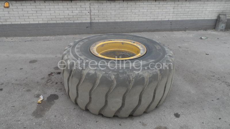 Volvo A25 velg + Bridgestone band