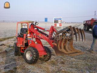 minishovel met mestklem. Omgeving Zevenbergen