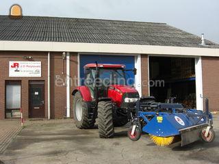 Case 140 met veegmachine. Omgeving Zoetermeer