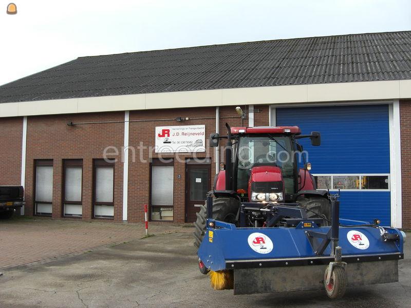 Case 140 met veegmachine.