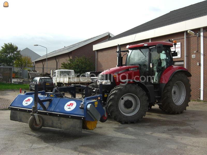 Case 140 met veegmachine.