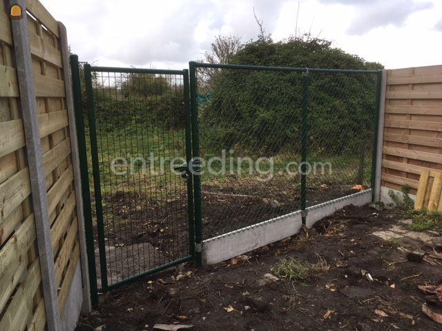 Omheiningen, hekkens en poorten, betonnen wanden, afsluitingen