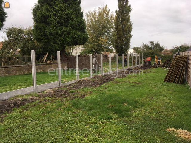 Omheiningen, hekkens en poorten, betonnen wanden, afsluitingen