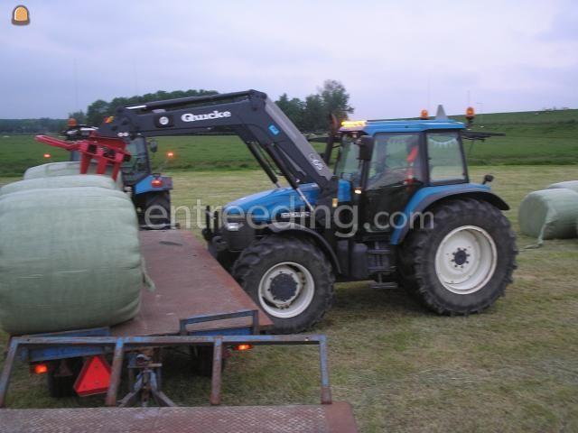 Newholland met voorlader en balenklem