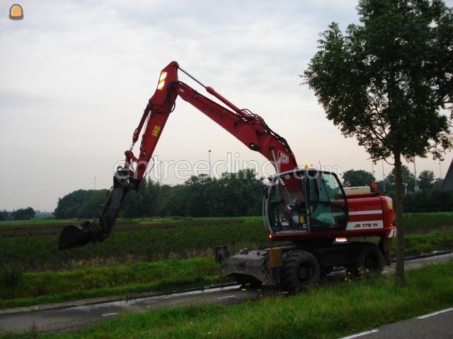 JCB JS 175