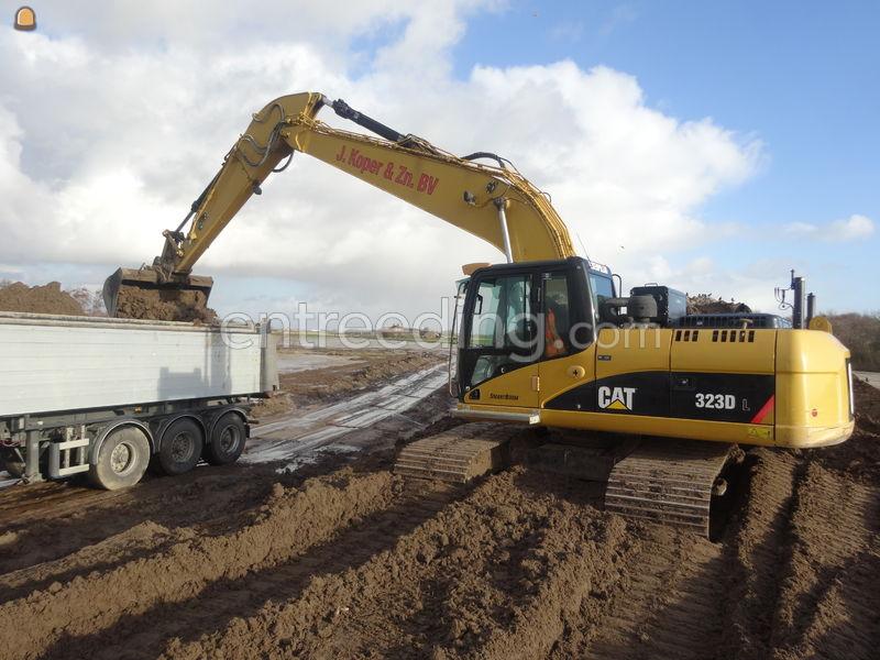 Caterpillar 323D Semi Longfront