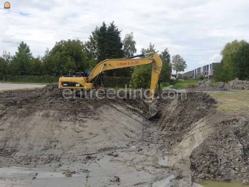 Caterpillar 323D Semi Longfront