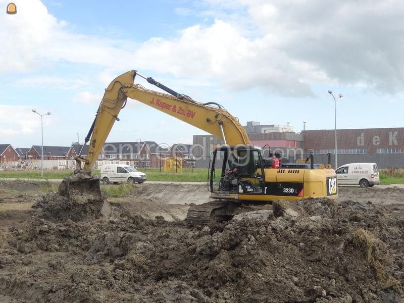 Caterpillar 323D Semi Longfront