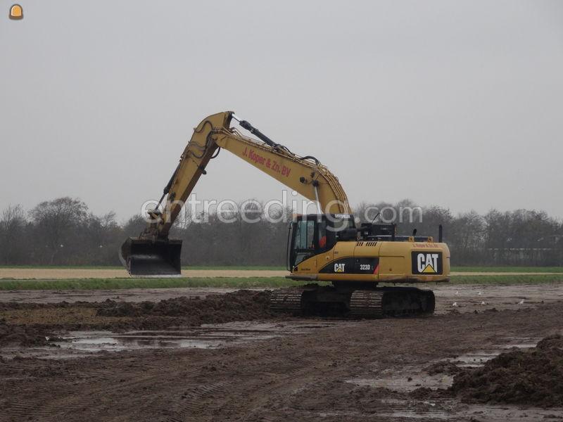 Caterpillar 323D Semi Longfront