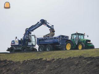 Trekker met gronddumper Omgeving Terneuzen