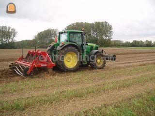 Trekker met diepwoeler Omgeving Terneuzen