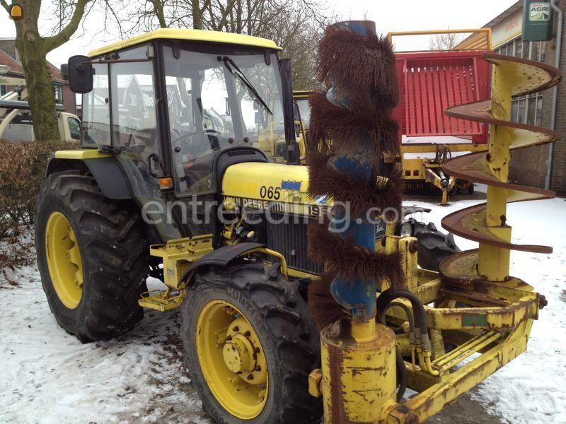 Met lier, vijzel en bezem