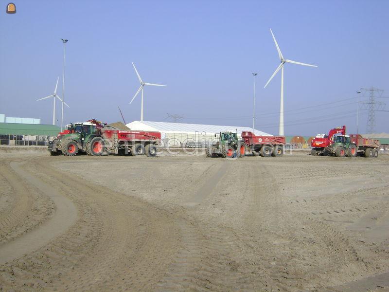 Fendt 820 met Joskin combi dumper