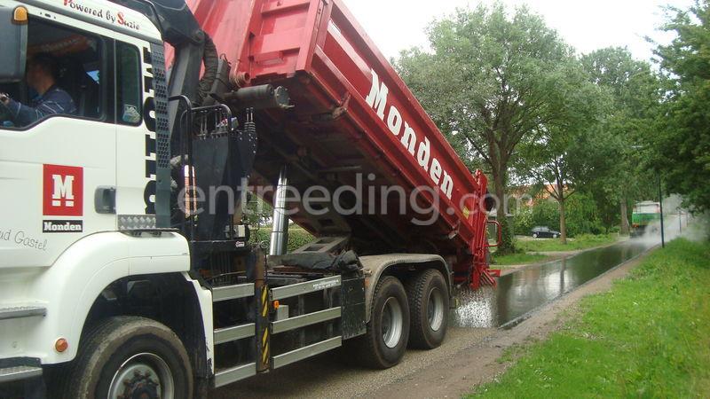 Splitstrooier achter vrachtwagen,slijtlaag