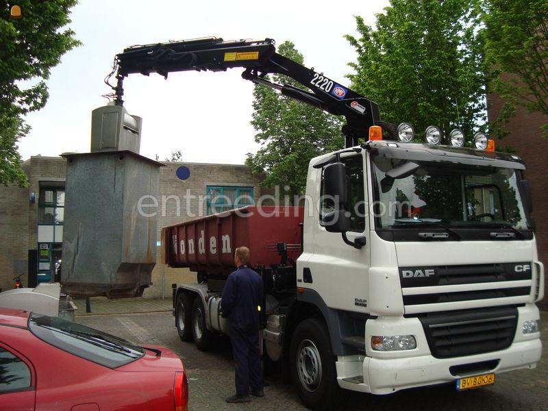 Vrachtwagen met perscontainer