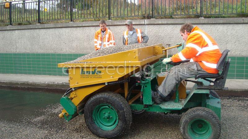 Splitstrooier achter vrachtwagen,slijtlaag
