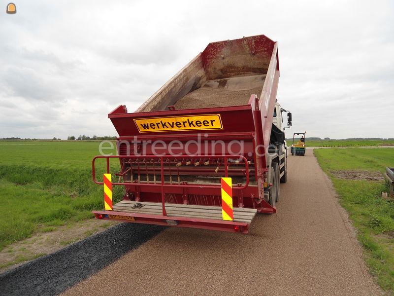 Splitstrooier achter vrachtwagen,slijtlaag