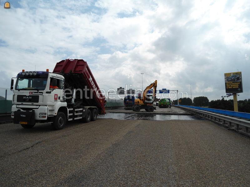 Splitstrooier achter vrachtwagen,slijtlaag