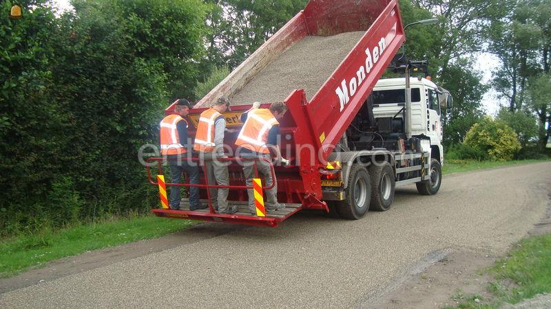 Splitstrooier achter vrachtwagen,slijtlaag