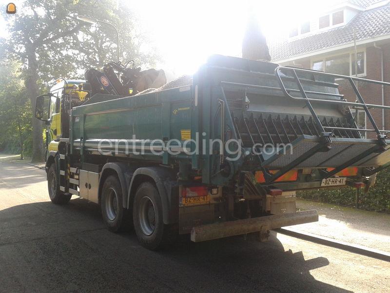 Splitstrooier achter vrachtwagen,slijtlaag