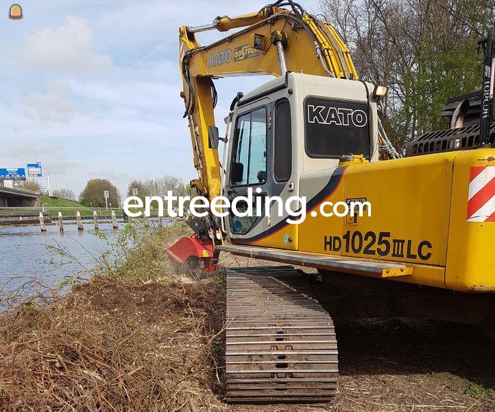 Rups-,mobiel met stobbenfrees