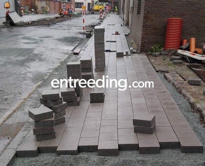 Wegenwerken, bestrating, ploegen klinkerleggers