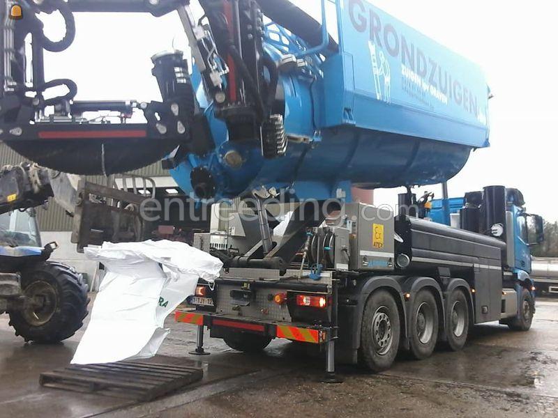 Grondzuigwagen Mercedes 8x4  met vacuümgraaftechniek