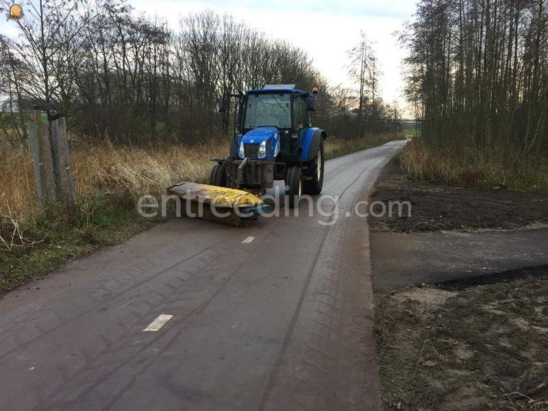 Ford met veegmachine