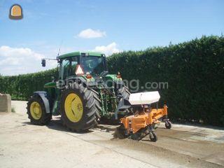 Tractor met veegmachine Omgeving Land van Cuijk