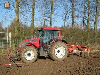 Valtra met struikgatenboo... Omgeving Vianen