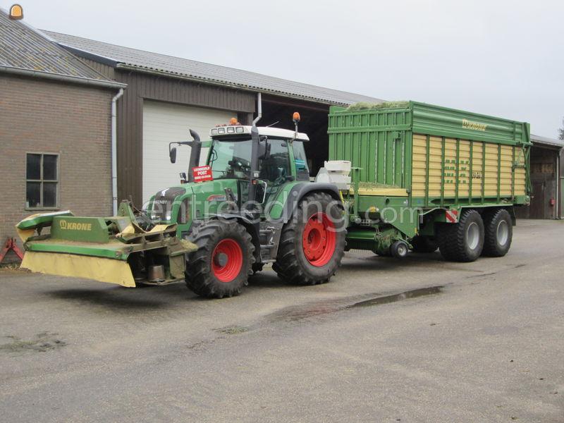 Fendt met frontmaaier en opraapwagen