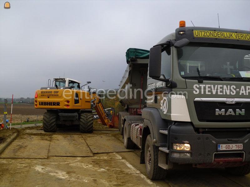 Transport met kipopleggers van grondstoffen voor de bouwsector