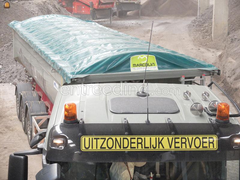 Trekker + oplegger met afdekzeil voor verontreinigde grond