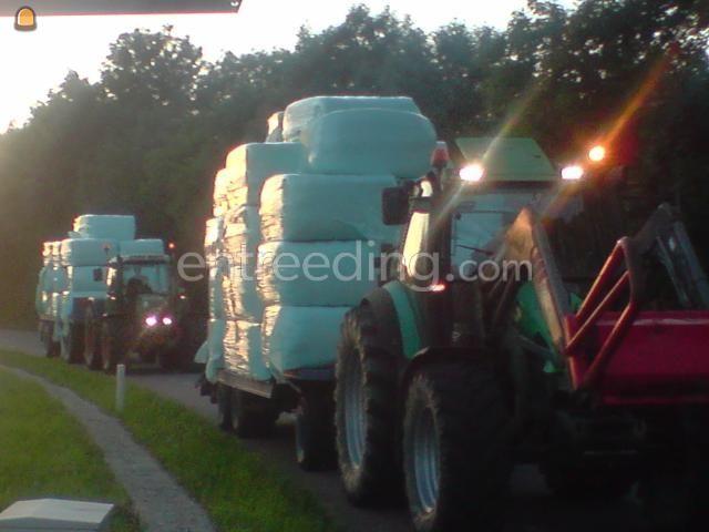 DF 135 met voorlader en balenkar