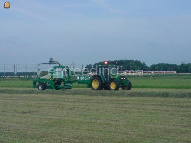 JD 6210 met McHale 998 vierkante balenwikkelaar