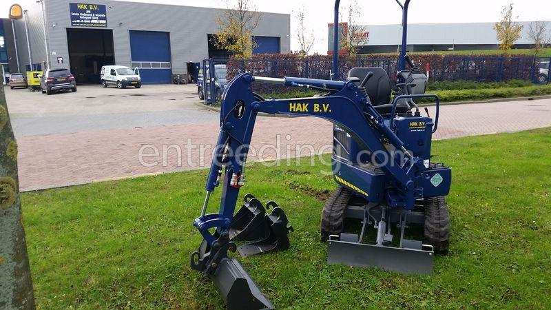 Takeuchi TB210R LSA 1075kg