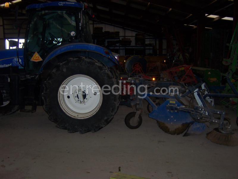 Tractor met rolbezem