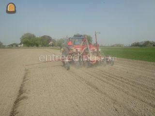 Trekker met Maiszaaimacin... Omgeving Purmerend