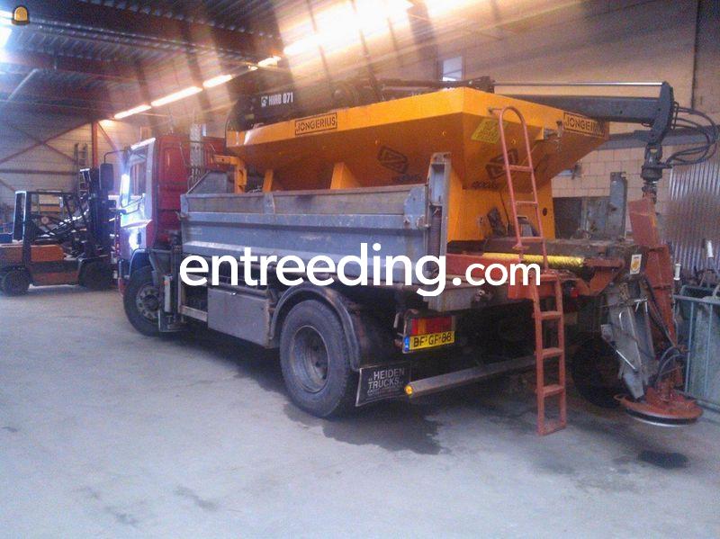 Div zoutstrooiers en sneeuwschuiven