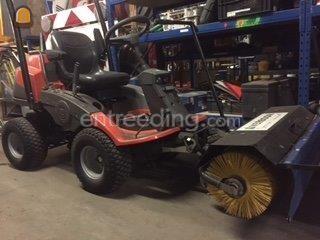 Div zoutstrooiers en sneeuwschuiven