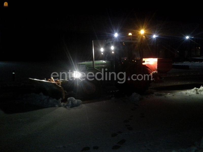 Smalspoortrekker + sneeuwschuif en zoutstrooier