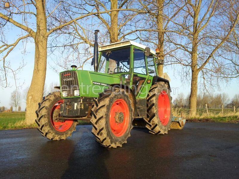 Tractor met grondschuif