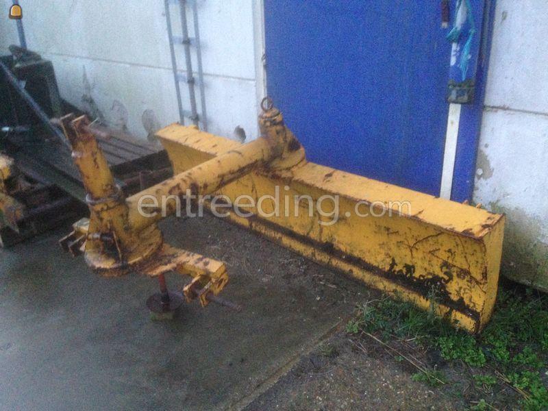 Tractor met grondschuif