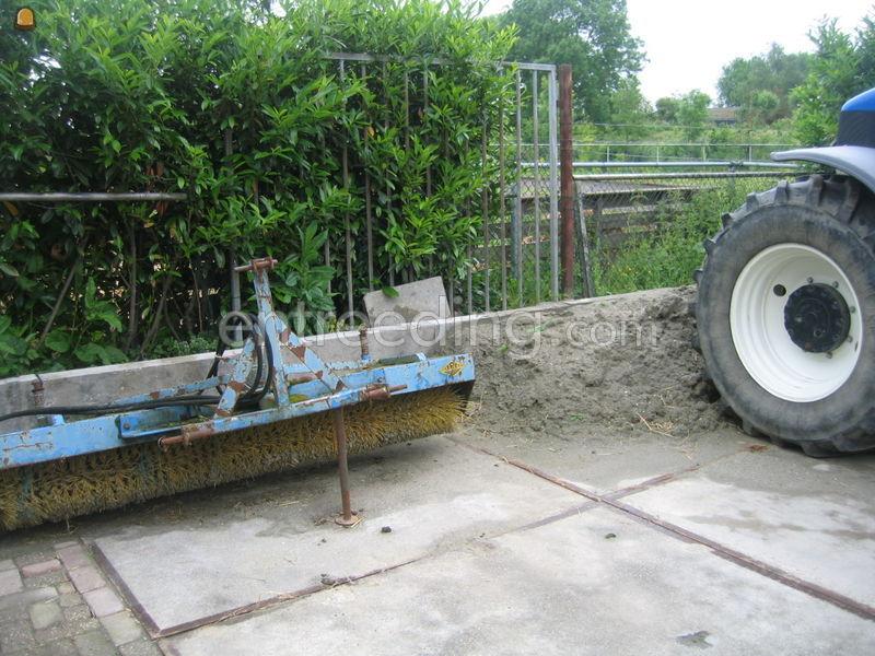 Tractor met borstel